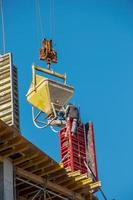 cofragem de construção, reforço para a construção de edifícios. trabalhadores fazem uma estrutura de concreto. foto