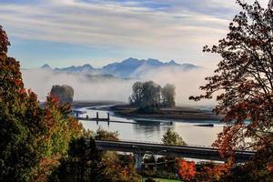névoa matinal sobre o rio no outono