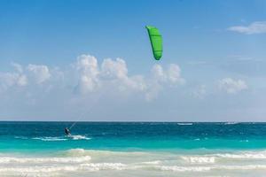 kitesurf em tulum, caribe. esporte aquático viajando no México.