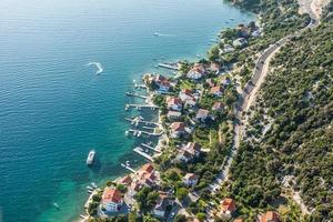 vista aérea da linha costeira da ilha de rab da croácia