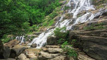 cachoeira mae-klang no parque nacional doi inthanon, chiang mai foto