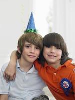 dois meninos na festa de aniversário