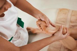 massagem nos pés de reflexologia foto