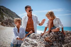 tempo de praia em família foto