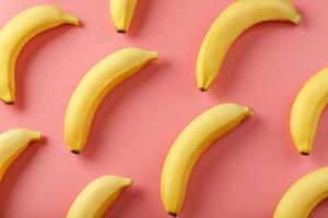 padrão geométrico de bananas em um fundo rosa. foto