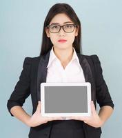 jovens mulheres asiáticas de terno segurando seu tablet digital foto