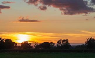 pôr do sol sobre a paisagem de yorkshire foto