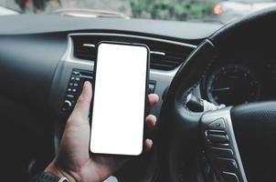 homem segurando o telefone no carro foto