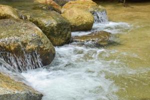 pedras grandes pedras e cachoeiras no sul da tailândia viagens foto