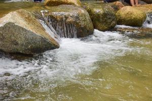 pedras grandes e cachoeiras no sul da tailândia viagens. foto