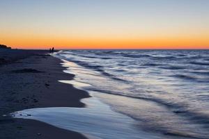 costa do mar Báltico após o pôr do sol