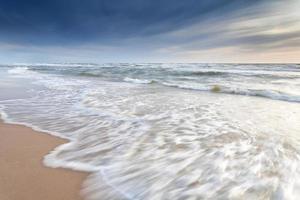 ondas do mar do norte na praia de areia