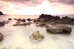 longa exposição de mar e rochas foto