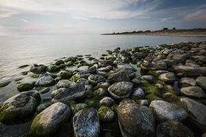 a costa rochosa do mar Báltico