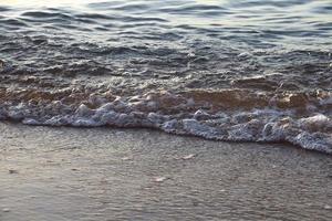 pequenas ondas na costa do mar vermelho foto