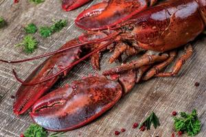 lagostas de frutos do mar. lindas lagostas grandes do mar frescas. delicioso foto