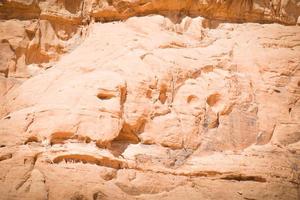 formações rochosas de arenito de wadi rum com figuras simbólicas naturais em rochas semelhantes a personagens de star wars. wadi rum deserto vale da lua local de filmagem de filmes famosos