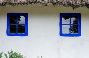 janela com persianas de madeira foto