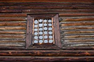 janela com persianas de madeira foto
