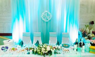 cerimônia de casamento. arco de casamento, decorado com várias flores frescas foto