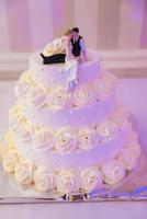 bolo de casamento branco decorado por flores frutas foto