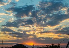 lindo panorama cênico do nascer ou pôr do sol com forro de prata foto