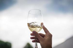 pessoas tilintando copos com vinho no terraço de verão do café ou restaurante foto