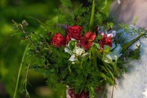 a noiva tem um buquê de casamento nas mãos, flores do dia do casamento. foto