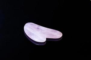 rolo facial de quartzo rosa e pedra de massagem gua sha isolado no fundo branco, foto