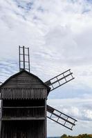 paisagem de verão com um velho moinho de madeira foto