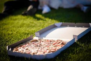 alegre casal de jovens recém-casados se divertindo recém-casados com pizza foto