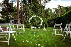 cerimônia de casamento. arco de casamento, decorado com várias flores frescas foto