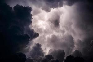 nuvens de tempestade sobre o mar foto