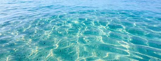mar cristalino da ilha tropical
