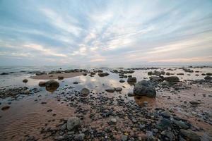 praia rochosa com perspectiva grande angular foto