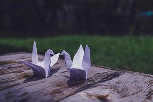 acredita-se que o pássaro origami seja um pássaro sagrado e um símbolo de longevidade, esperança, boa sorte e paz foto