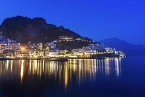 vista em amalfi à noite, itália