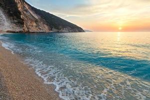 pôr do sol na praia de myrtos (Grécia, Cefalônia, mar iônico).