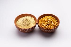 besan, farinha de grama ou farinha de grão de bico é um pó feito de grão de bico moído conhecido como grama de bengala foto