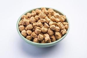 glycine max ou grãos de soja ou pedaços de soja crua. servido em uma tigela ou como uma pilha. foco seletivo foto