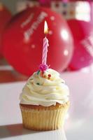 close up de bolo de creme de manteiga de baunilha com vela de aniversário foto