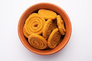 chakli é um lanche saboroso da Índia. é um lanche em forma de espiral com uma superfície pontiaguda foto