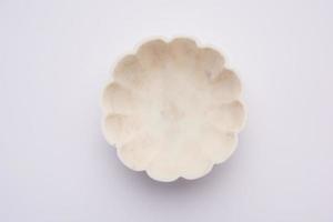 tigela branca vazia feita de mármore branco ou pedra foto