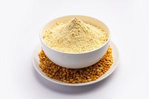 besan, farinha de grama ou farinha de grão de bico é um pó feito de grão de bico moído conhecido como grama de bengala foto