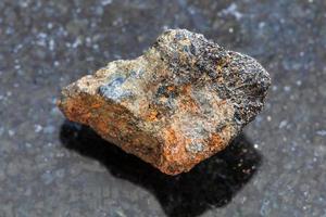 pedra áspera de minério de manganês psilomelano no escuro foto