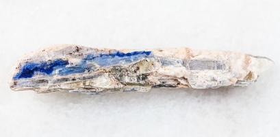 pedra cianita azul áspera em mármore branco foto