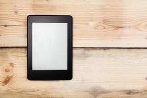 leitor de e-book ou tablet pc em fundo de madeira foto