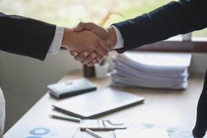 dois homens de negócios apertam as mãos para cooperação empresarial foto