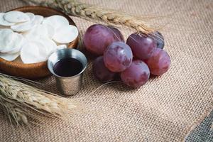 conceito de eucaristia ou santa comunhão do cristianismo. Eucaristia é sacramento instituído por Jesus. durante a última ceia com os discípulos. pão e vinho é corpo e sangue de jesus cristo dos cristãos. foto