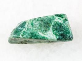 pedra jadeita verde polida em branco foto